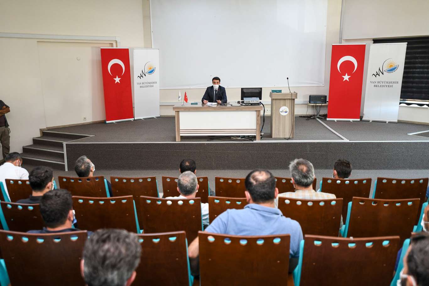 Van Vali Yardımcısı Yılmaz düğün salonu işletmecileri ile ikinci kez toplantı yaptı Van Vali Yardımcısı Yılmaz düğün salonu işletmecileri ile ikinci kez toplantı yaptı